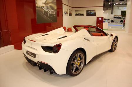 La combinación de carrocería en color blanco y el interior en rojo es espectacular