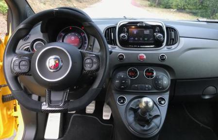 Interior muy deportivo, con un volante de tacto excelente acabado en fibra de carbono y Alcántara