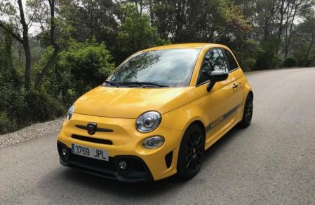 Pequeño, rápido y muy rígido no es un coche adecuado para viajes largos por carretera