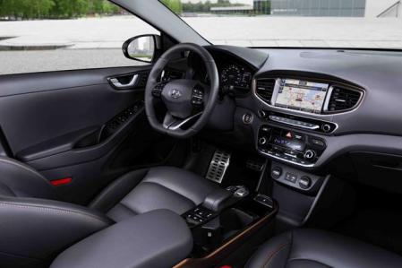 El equipamiento incluye funciones de conectividad con Android Auto, Apple Car Play y servicios en tiempo real Tom Tom