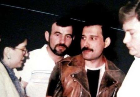 Freddie Mercury junto a Jim Hutton