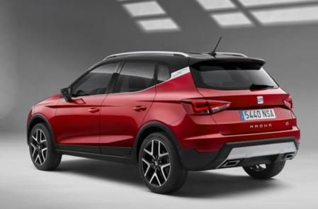 El techo, además de las barras, cuenta con unas nervaduras que recuerdan los códigos estéticos de los vehículos todoterreno