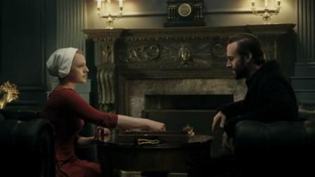 La relación entre June (Elisabeth Moss) y el Comandante Waterford (Joseph Fiennes) se complica.