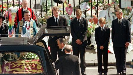 El conde de Spencer, los príncipes Guillermo y Enrique y el entonces príncipe Carlos de Gales, en el funeral de la princesa Diana&nbsp;