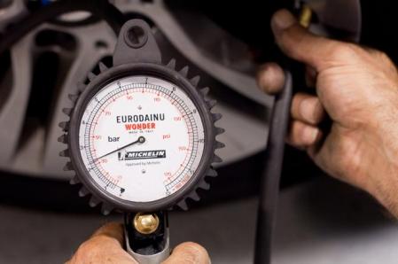 Es importante que los neumáticos lleven la presión recomendada por el fabricante