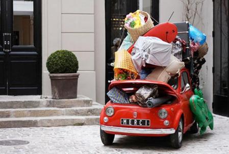 Si salimos de viaje y cargamos el coche también deberíamos reajustar la presión de los neumáticos para equilibrar el aumento de peso.