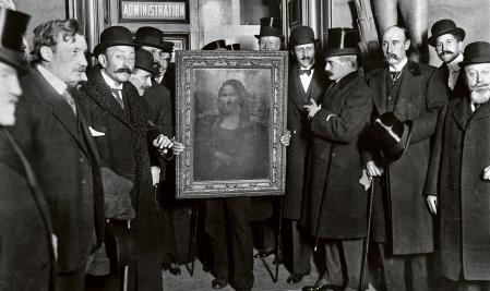 La gente se reúne alrededor de la pintura de la Mona Lisa el 4 de enero de 1914 en París, Francia, después de que Vincenzo Peruggia la robara del Museo del Louvre en 1911