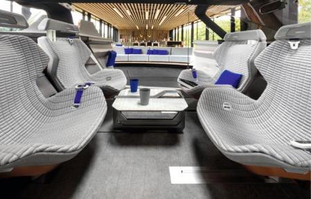 El interior está diseñado como una prolongación de la casa; de hecho, utiliza los mismo materiales