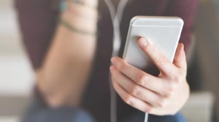 Si cruzamos la calle mirando el móvil podríamos ser los causantes de un accidente