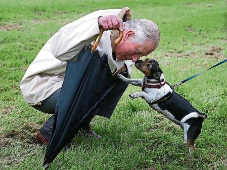 Carlos III junto a su perra Beth