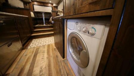 El vehículo cuenta con todos los accesorios y electrodomésticos que hacen la vida más fácil, como esta lavadora-secadora