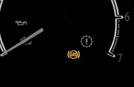 El sistema se apagará cuando el vehículo circule a menos de 40 km/h y el ABS se desactive