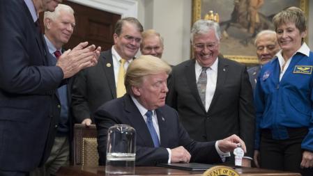 Donald Trump en 2017 en la Casa Blanca con Harrison Schmitt (3.º por la dcha.) y Buzz Aldrin (2.º por la dcha.). EFE/Michael Reynolds