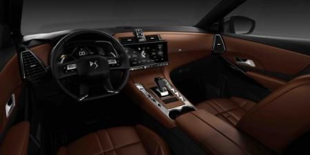 Su habitáculo refleja la mejor tradición francesa en alta costura y marroquinería artesanal