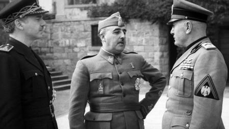 Franco (centro) conversa con Mussolini (dcha.) en presencia del ministro de Asuntos Exteriores Serrano Suñer, durante su encuentro en 1941
