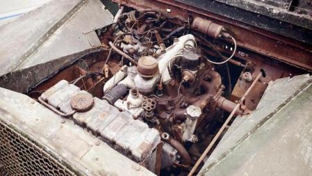 Bajo el capó se esconde la mecánica, que deberá recibir una profunda puesta a punto para que pueda volver a funcionar