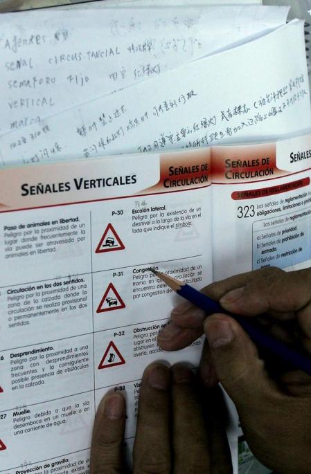 Un alumno repasa las señales de peligro en la clase de una autoescuela