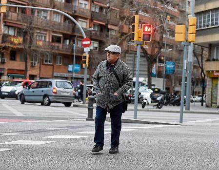 Nunca debeos cruzar un semáforo con la luz en rojo 