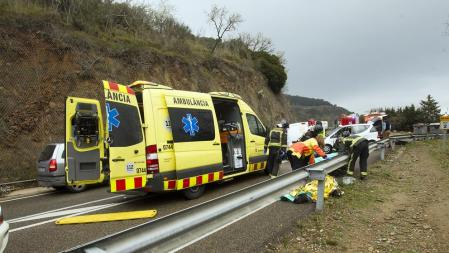 Personal sanitario atiende a una víctima de un accidente de tráfico&nbsp;