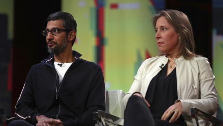 Susan Wojcicki, exCEO de YouTube, junto a Sundar Pichai, CEO de Google.