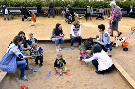 Un grupo de madres conversa en un parque infantil de Barcelona