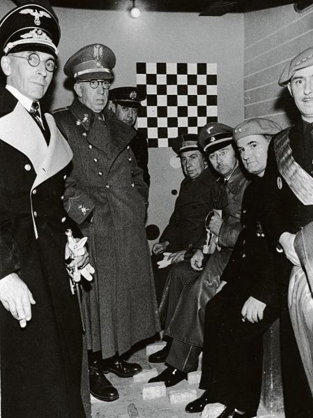 Heinrich Himmler visita la checa de la calle Vallmajor de Barcelona en compañía de varias autoridades militares, 1940<br>