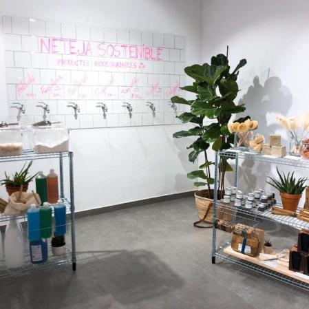 Expendedor de detergentes a granel en la tienda 'Yes Future'