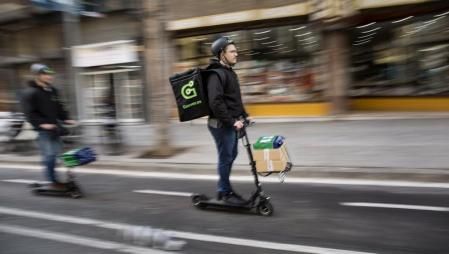 Entrega de paquetes en patinete eléctrico en Barcelona.&nbsp;