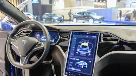 El Autopilot 2.0 de Tesla funciona tanto por autopistas, carreteras o por poblado