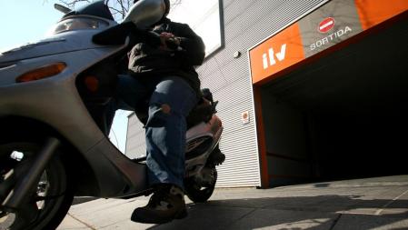 El conductor de un ciclomotor abandona una estación de ITV&nbsp;&nbsp;