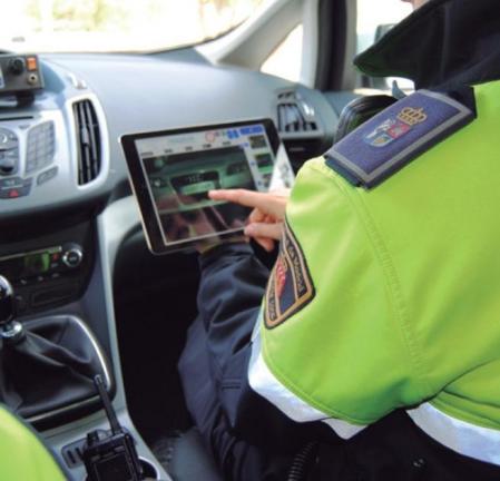 Los agentes controlan los vehículos cazados a través de una tablet