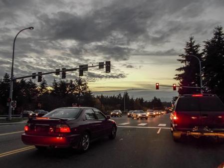 En los semáforos en rojo lo apropiado es dejar puesto el punto muerto