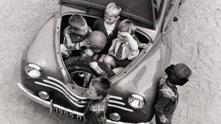 El Renautl 4CV montaba un motor trasero, por lo que el maletero estaba bajo el capó