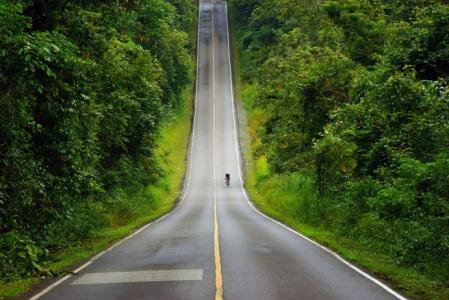 En carretera, los ciclistas deben utilizar el arcén de su derecha, si existe, para circular