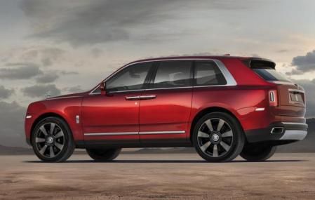 El Cullinan calza llantas de 22 pulgadas y cuenta con un maletero de 560 litros de capacidad