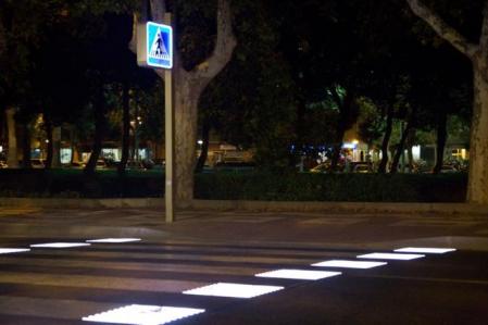 Los pasos de cebra iluminados también se están poniendo de moda