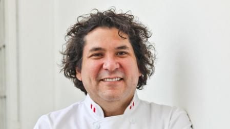 Es uno de los chefs más admirados del planeta. No tanto por el indiscutible interés de su restaurante gastronómico Astrid & Gastón (Lima), que ocupa el primer puesto en la lista de la publicación británica Restaurant para Latinoamérica, como por su capacidad de liderazgo y su empeño en utilizar la cocina como arma social para favorecer a los pequeños productores de su país. Gastón Acurio ha levantado un imperio 