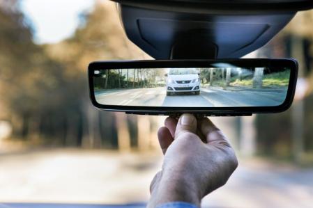 Los retrovisores deben regularse antes de iniciar la marcha