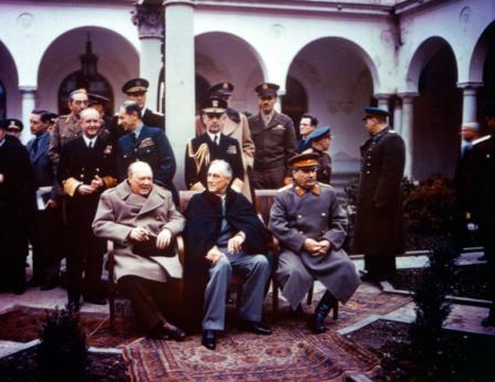El primer ministro británico Winston Churchill, el soviético Iósif Stalin, y el estadounidense Franklin Delano Roosevelt, en la conferencia de Yalta l