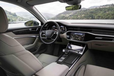 La consola central del salpicadero incorpora dos grandes pantallas digitales