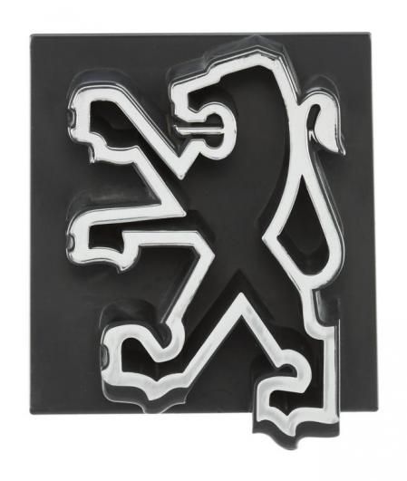 El león de Peugeot mira siempre hacia la izquierda