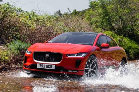 La batería cuenta con una garantía de 8 años y los intervalos de servicio del vehículo son cada 34.000 km o dos años, lo que antes ocurra