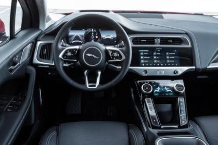 El salpicadero está totalmente digitalizado con pantallas para la instrumentación, el inforentretenimiento y el climatizador