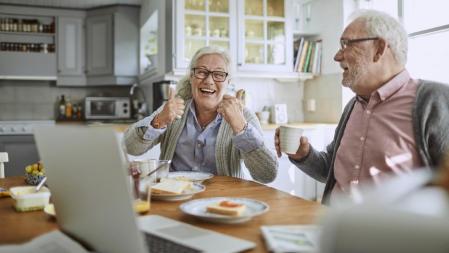 Personas mayores calculando su pensión