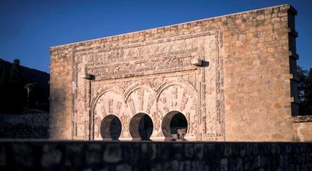 La ciudad califal de Medina Azahara, situada cerca de Córdoba, en el extremo opuesto de Medina Alzahira&nbsp;