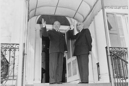 Mossadegh (dcha.) junto a Harry Truman en EE. UU.