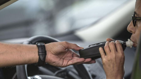 Conducir ebrio o bajo los efectos del alcoholo también puede conllevar la pérdida de 6 puntos