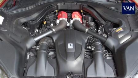 El motor V8 de 600 CV se aloja sobre el tren delantero, aun así sigue siendo otra obra maestra de Maranello, lo tiene todo, potencia elasticidad y el sonido inconfundible de un Ferrari.