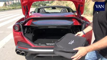 Aunque pueda parecer anecdótico este Ferrari ofrece un maletero de hasta 292 litros, incluso con el techo replegado y eso abre el abanico del Portofino a los viajes más o menos lagos.