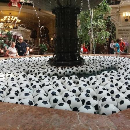 Hay una fuente plagada de balones a la salida de la exposición